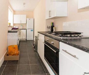3 bedroom property to rent in Salford - Photo 2