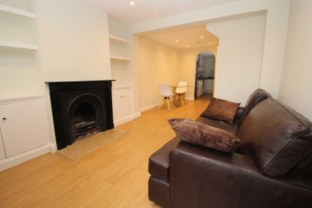 2 bed Terraced for rent - Photo 2