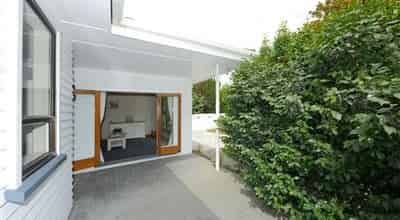 Three bedroom home in prime location - Photo 2