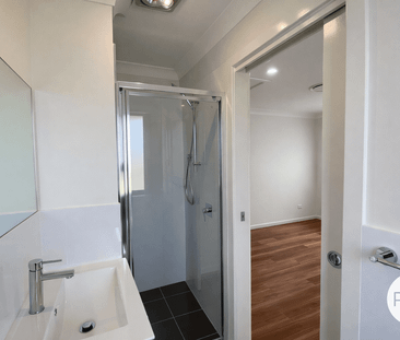 Spacious And Modern 3 Bedroom Townhouse - Photo 5