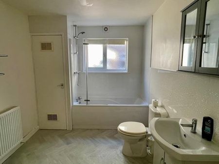 2 bedroom ground floor flat to rent - Photo 3