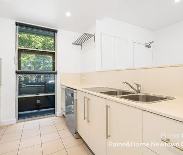 Contemporary townhouse in the heart of it all - Photo 1