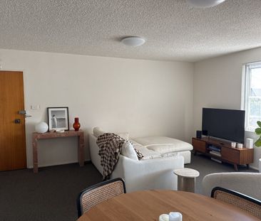 Two bedroom unit only 200 metres to the beach! - Photo 2