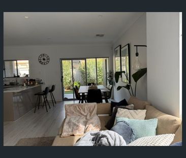 Modern, Low-Maintenance Living in Oaklands Park - Photo 2