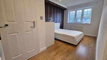 4 bedroom detached house to rent - Photo 4