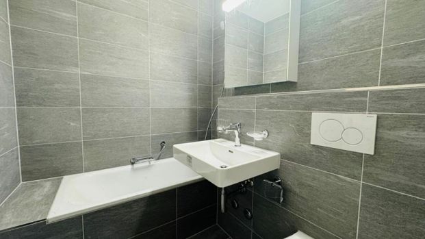 SCHÖNE 2.5 ZIMMERWOHNUNG MIT BALKON LIFT UND KELLER PER 1.11.2025 - Photo 1