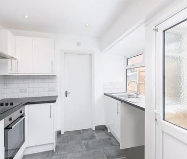 2 bedroom end of terrace house to rent - Photo 2