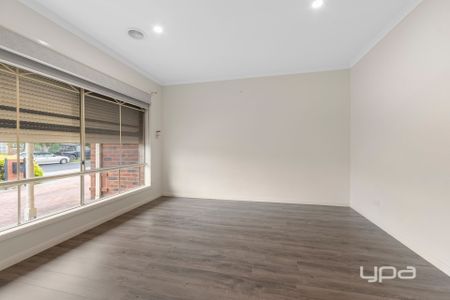 LARGE FAMILY HOME IN A CONVENIENT LOCATION! - Photo 4