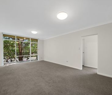 Light Filled 2 Bedroom Apartment in Central Location - Photo 1