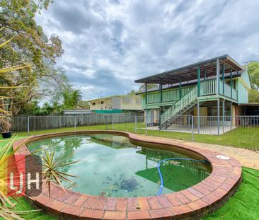 AIR CONDITIONED FIVE BEDROOM HOME WITH INGROUND POOL !! - Photo 1