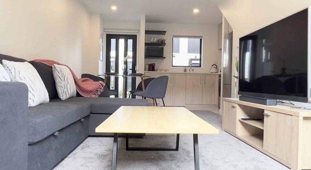 FULLY FURNISHED STYLISHLY PRESENTED INNER CITY TOWNHOUSE! - Photo 1