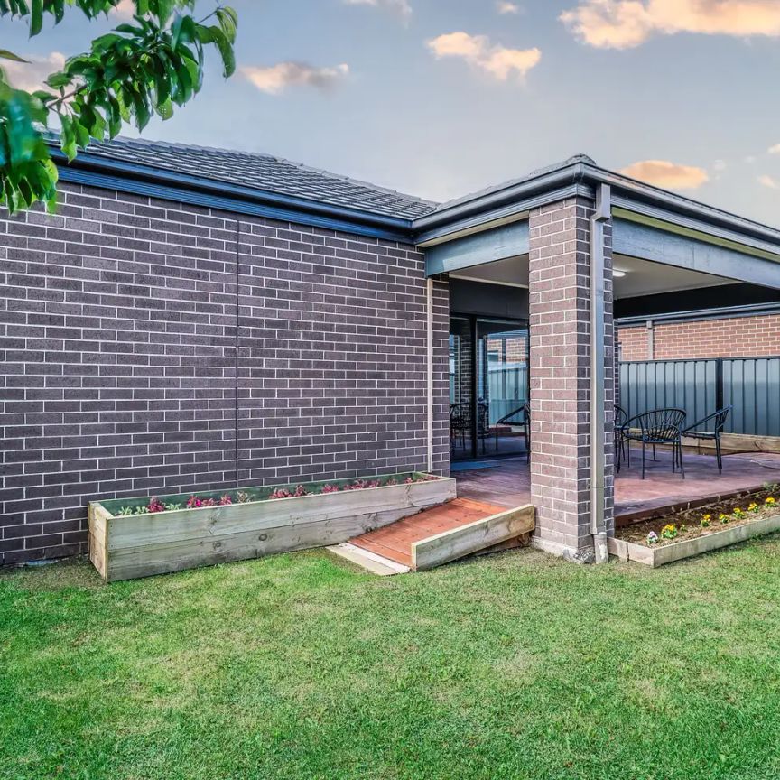“WALKING DISTANCE TO ALL AMENITIES - Heart of Craigieburn!” - Photo 1