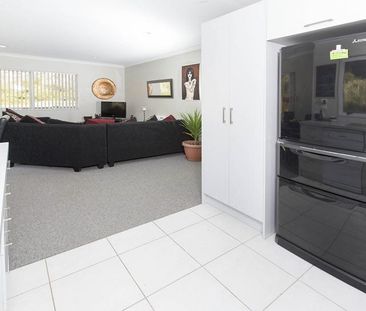 Ready to move in, lovely large home - Photo 1