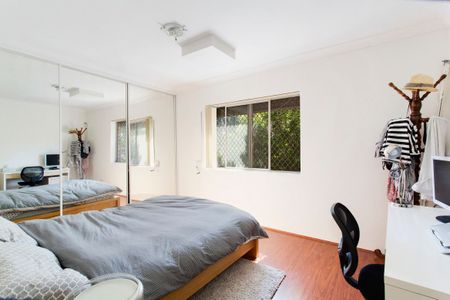 Large Apartment Located in a Security Building - Renovated Kitchen! - Photo 2