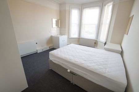 7 Bedroom House To Rent in Charminster - £3,080 pcm Tenancy Info - Photo 4