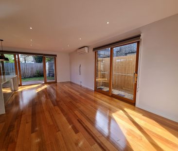 Boutique Large Townhouse - Photo 2