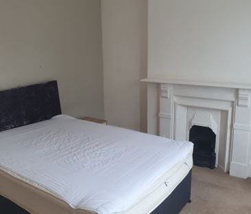 6 bedroom, 1 en-suite house - Photo 3