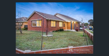 LOW-MAINTENANCE AND CENTRAL CONVENIENCE - Photo 4