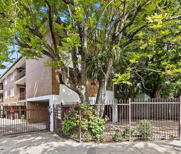 Refurbished One Bedroom Apartment – Great Location! - Photo 3