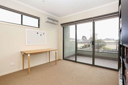 Stylish Contemporary Townhouse in Prime Essendon North Locale - Photo 3