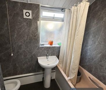 4 bedroom terraced house to rent - Photo 2