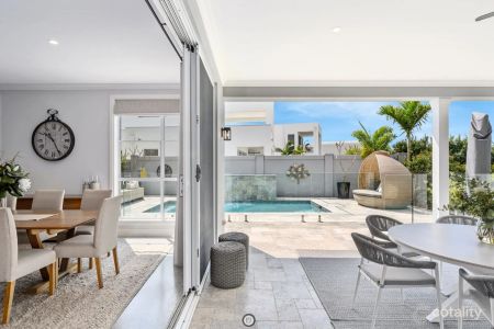 Prestige Living Awaits – 5-Bedroom Waterfront Sanctuary in Hope Island !! - Photo 4