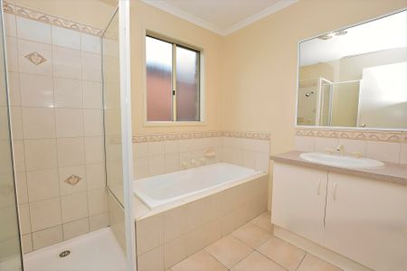 8 The Glade, Hampton Park VIC - Photo 3