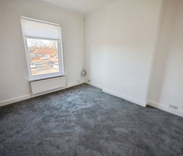 2 bedroom Flat To Let - Photo 2