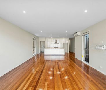 Spacious Executive Townhouse with Solar Savings & Private Garden - Photo 4