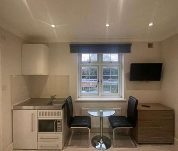 Ascot Close Ilford Essex, IG6 - Photo 5