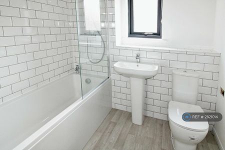 4 bedroom end of terrace house to rent - Photo 5