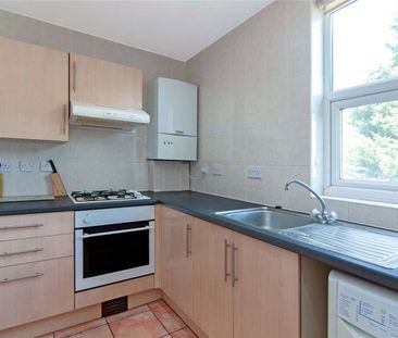 This three bedroom flat on Tooting Bec Road would be ideal for prof... - Photo 5