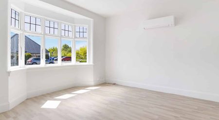 Sunny 3 Bed Apartment - Photo 2