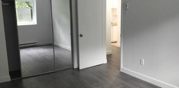 1 MOIS GRATUIT | 3 1/2 avec Terrasse + Stationnement - Photo 2