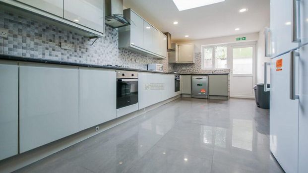 8 bedroom terraced house to rent - Photo 1