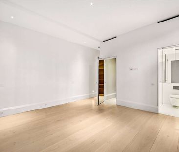 A fabulous beautifully interior designed second floor lateral apartment spanning two buildings. The flat provides magnificent entertaining space and beautiful views across Cadogan Square. - Photo 1