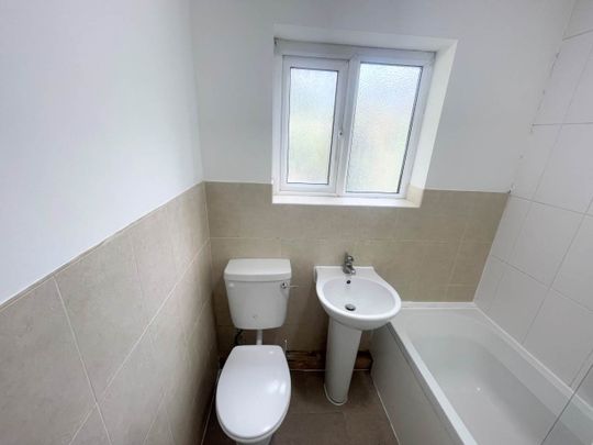 Burley Wood Crescent, Burley, Leeds - Photo 1