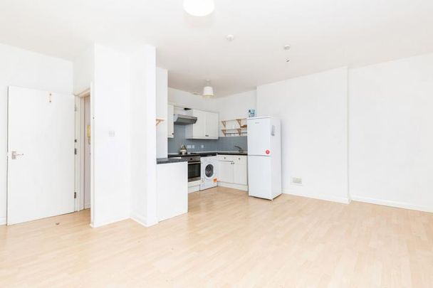 Large 1 bedroom in the heart of Hackney close to amenities and green spaces - Photo 1