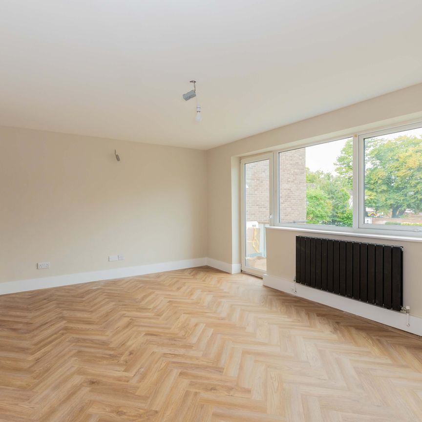 Chantry Close, Windsor - Photo 1