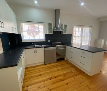 Sunlit, spacious, detached homette-style unit with private rear cou... - Photo 4