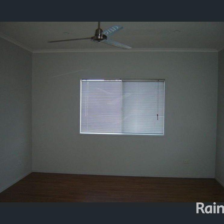 3 Bedroom Home - Zoned for Moranbah East School! - Photo 1