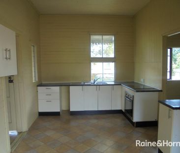 Cottage in Booval - Photo 2