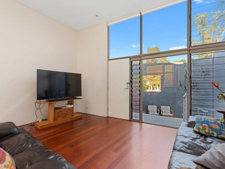 Stylish & Modern Townhouse in Alexandria - Photo 4