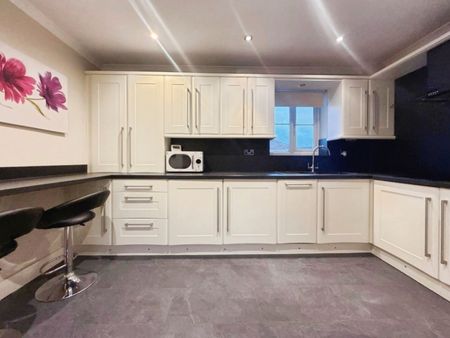 2 bedroom Flat To Let - Photo 3