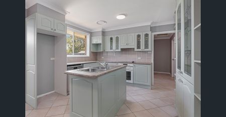 Large yard, close to school and shops - Photo 3