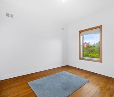 Art Deco 2 Bedroom Plus Study with Breathtaking Water Views - Photo 3