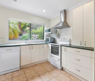 TWO LEVEL/TWO BEDROOMS-WALDORF CRES, OREWA - Photo 2