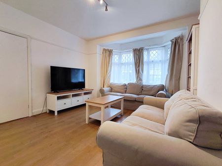 Princes Gardens, West Acton, London, W3 - Photo 2