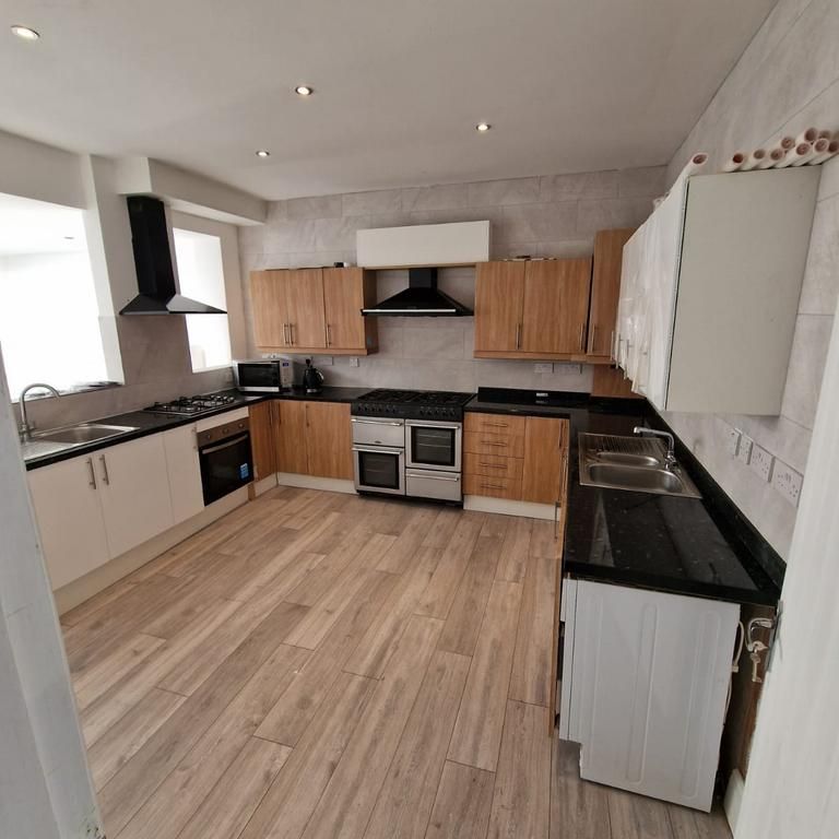 1 bedroom in a house share to rent - Photo 1