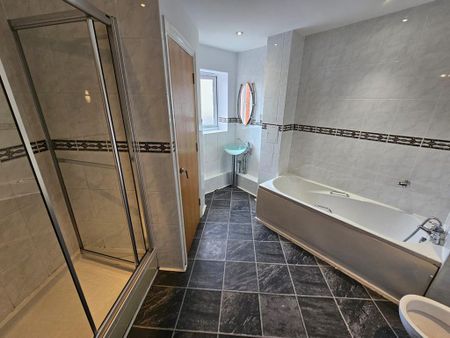 1 bedroom in a flat share to rent - Photo 3